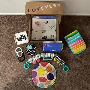Lovevery complete toy set 0-2M (The looker)